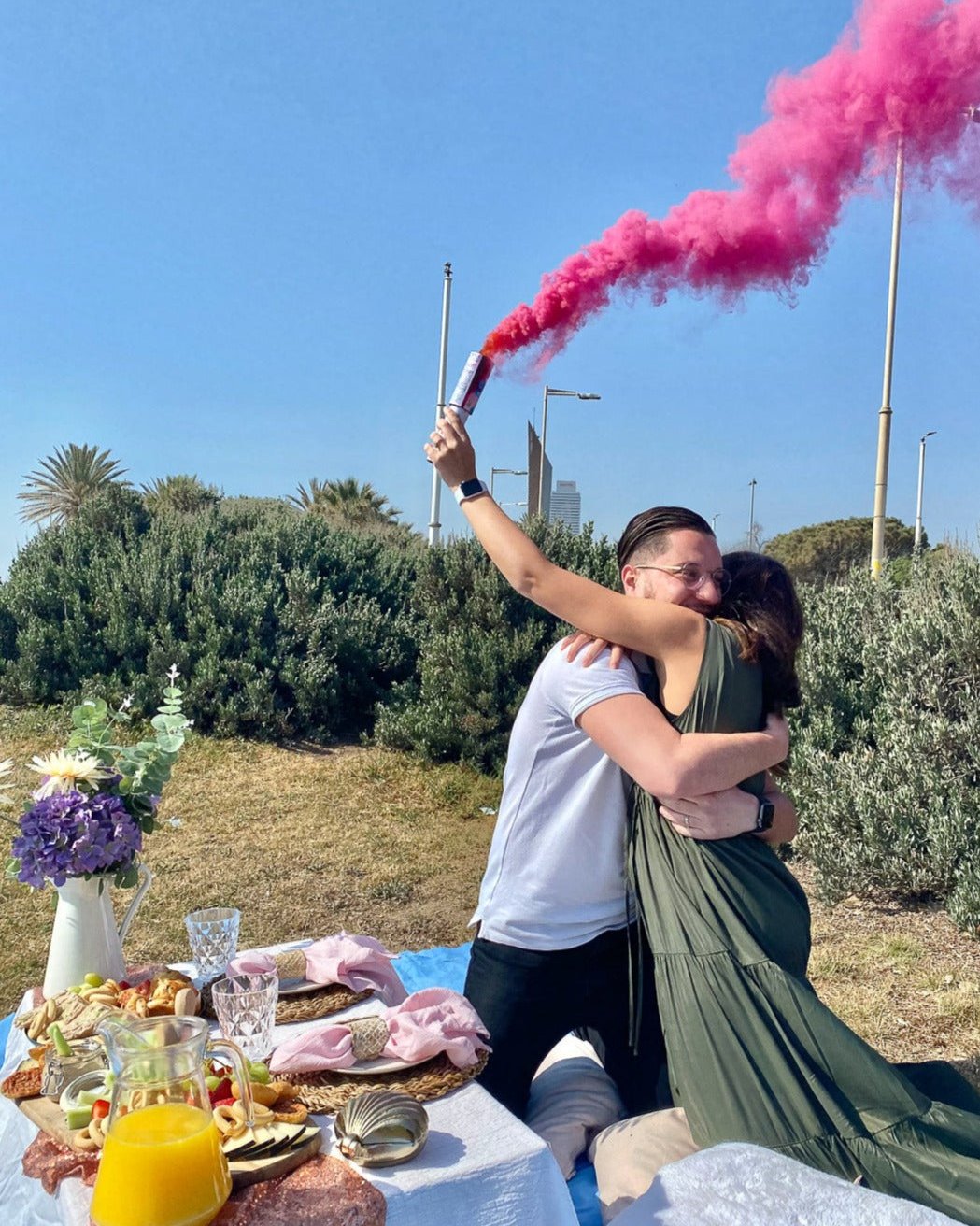 Add excitement to your gender reveal party in Barcelona with stunning decorations and unique balloon displays to unveil the big surprise!