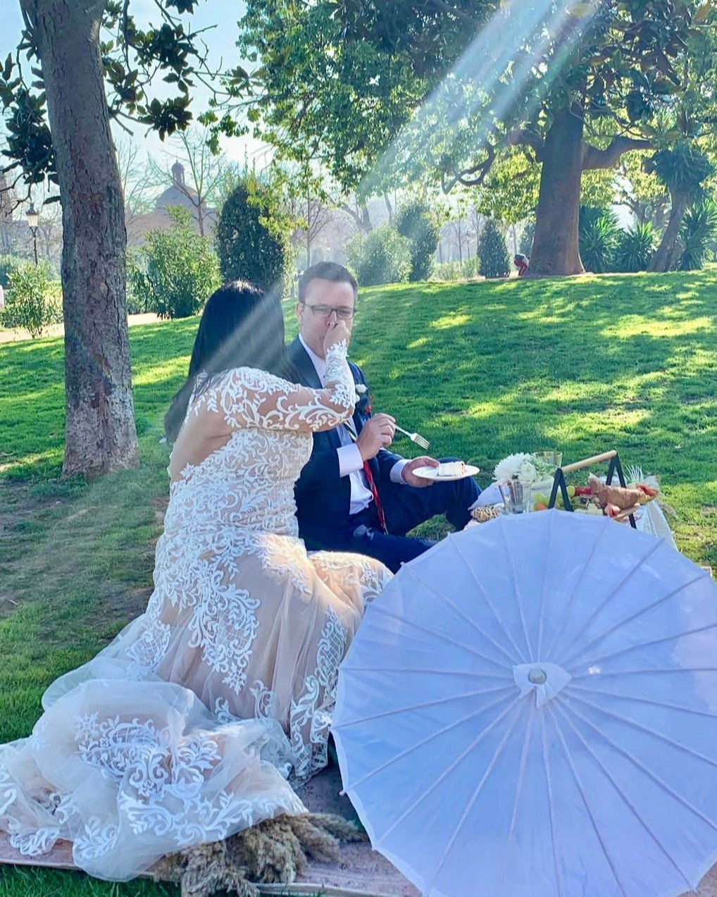 Celebrate your love with a romantic elopement picnic in Maresme, designed to create timeless memories in a beautiful and intimate setting.