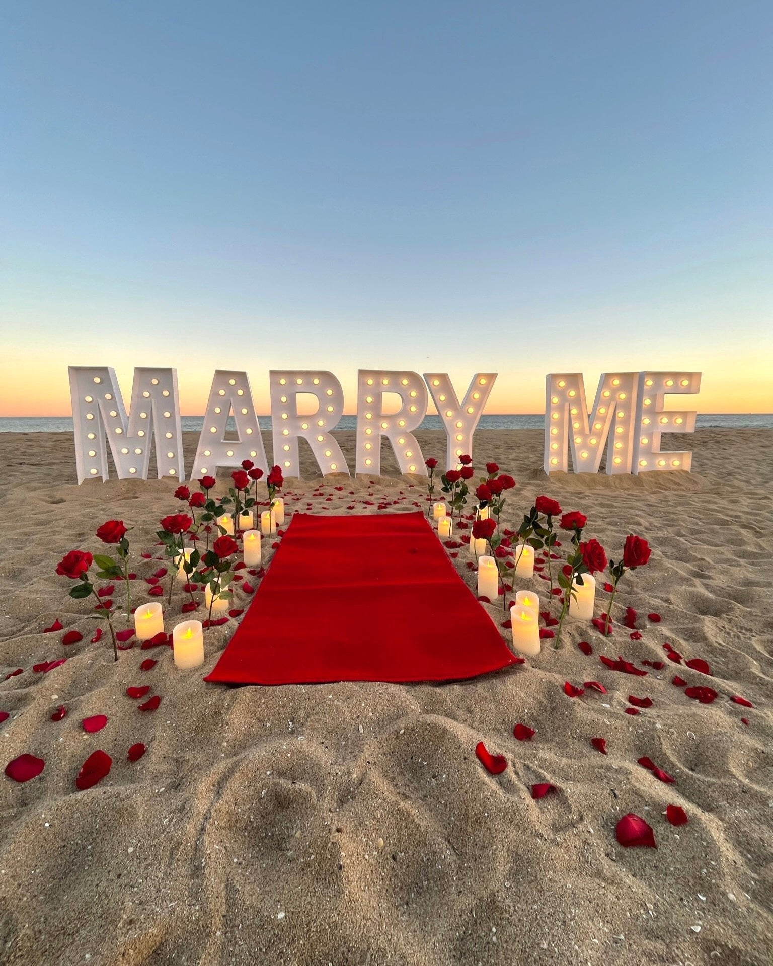 Create an unforgettable proposal in Maresme with our illuminated XXL Marry Me Letters, designed to make your special moment shine with romance and charm.