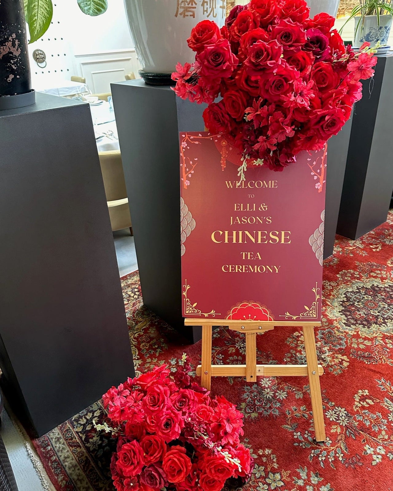 Add a unique touch to your celebration in Barcelona with custom event signs, perfect for weddings, birthdays, and more!