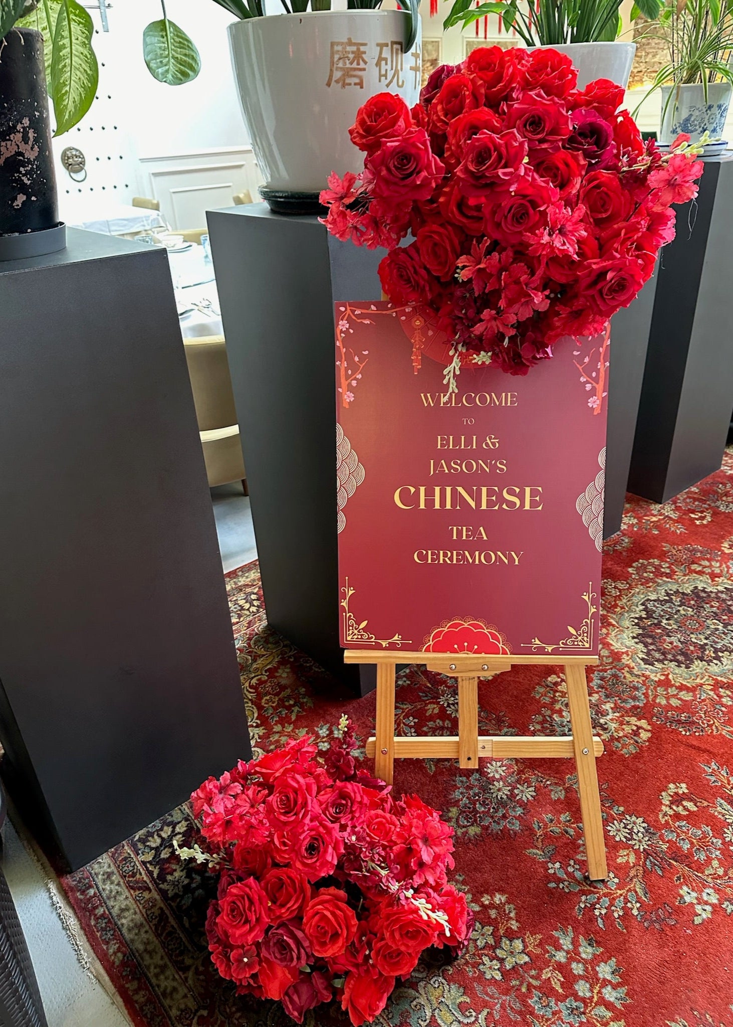 Add a unique touch to your celebration in Barcelona with custom event signs, perfect for weddings, birthdays, and more!