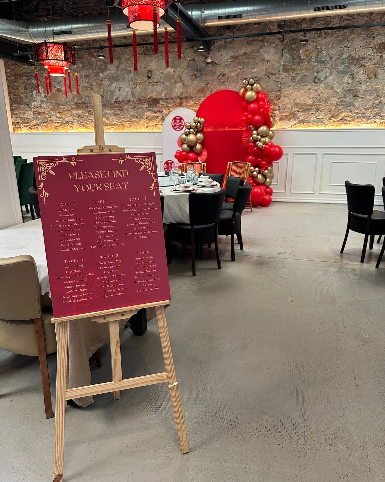 Add a unique touch to your celebration in Barcelona with custom event signs, perfect for weddings, birthdays, and more!