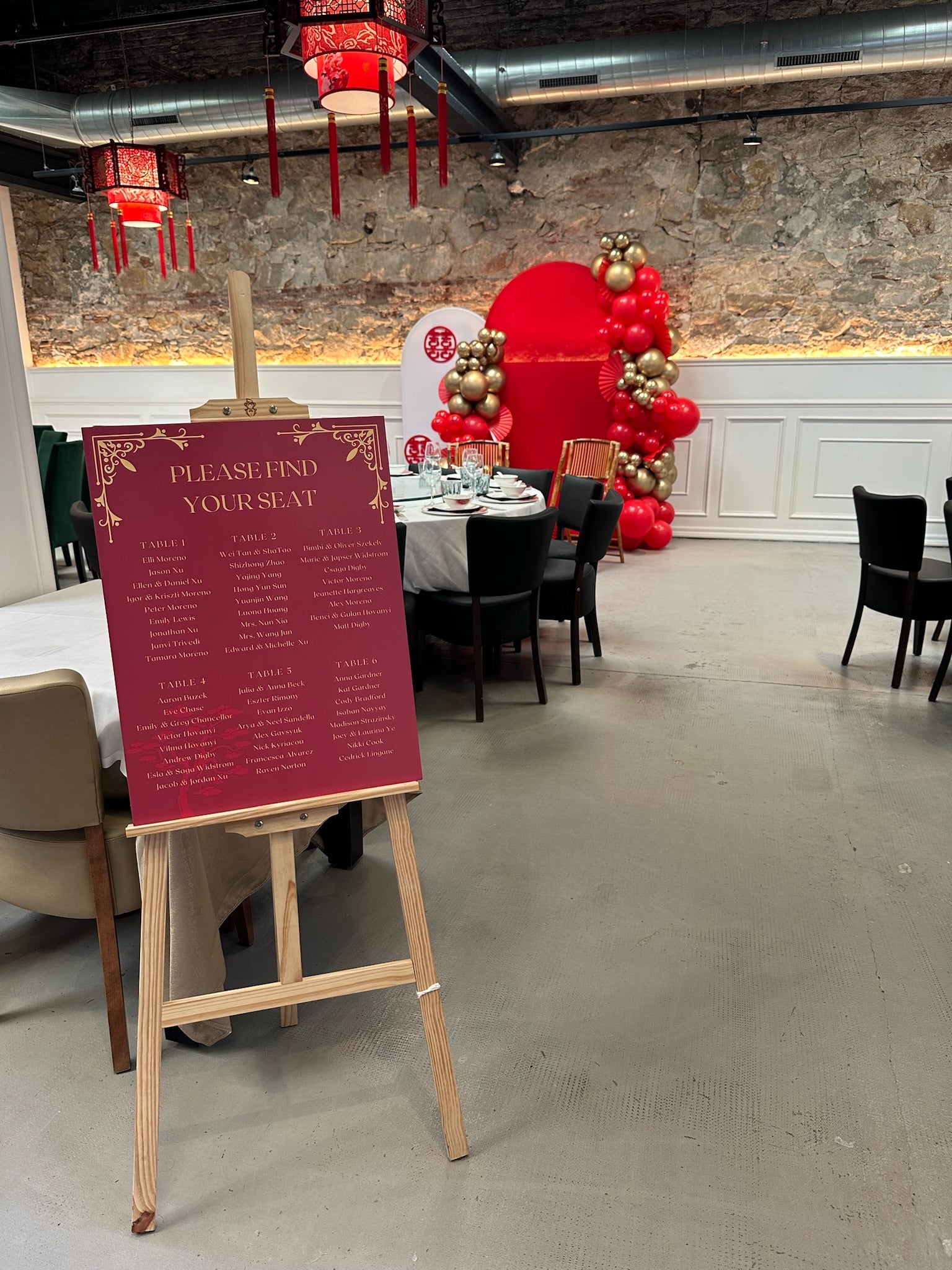 Add a unique touch to your celebration in Barcelona with custom event signs, perfect for weddings, birthdays, and more!