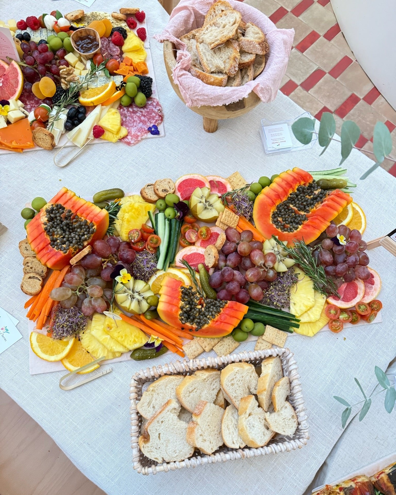 Fresh and vibrant fruit grazing platter in Barcelona, perfect for events, corporate breakfasts, or gatherings, featuring seasonal fruits and beautiful garnishes.